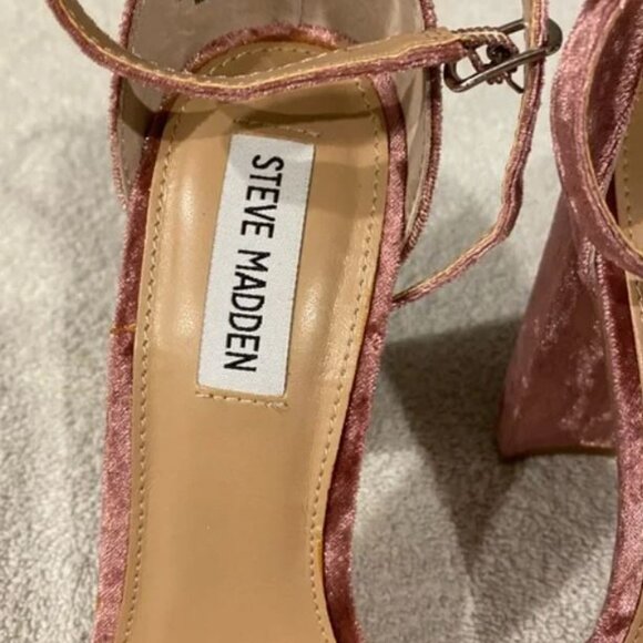 NWOT STEVE MADDEN Size 8 Pink Velvet Open Toe High Chunky Heel with Ankle Strap - Picture 2 of 7